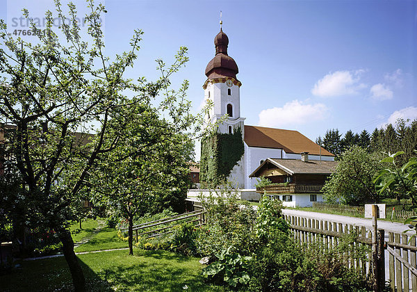 Pfarrkirche St. Johann Baptist mit Schopf-Hof  Thanning  Egling  Oberbayern  Bayern  Deutschland  Europa