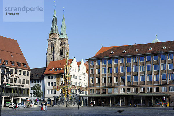 Hauptmarkt mit Schönem Brunnen und Sebalduskirche  Nürnberg  Mittelfranken  Franken  Bayern  Deutschland  Europa