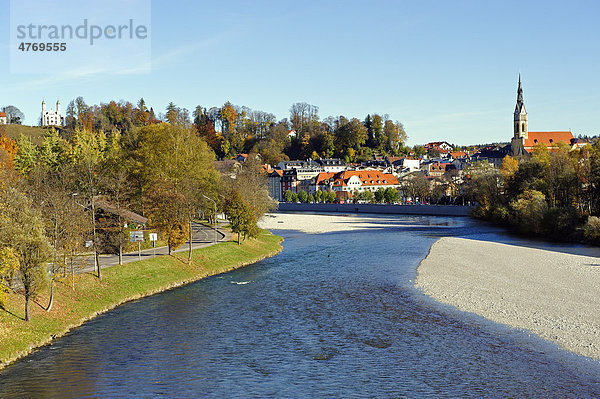 Bad Tölz mit Pfarrkirche Mariä Himmelfahrt über der Isar  Oberbayern  Bayern  Deutschland  Europa