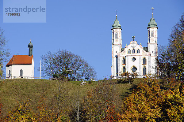 Leonhardskapelle und Kirche Heilig Kreuz auf dem Kalvarienberg  Bad Tölz  Oberbayern  Bayern  Deutschland  Europa