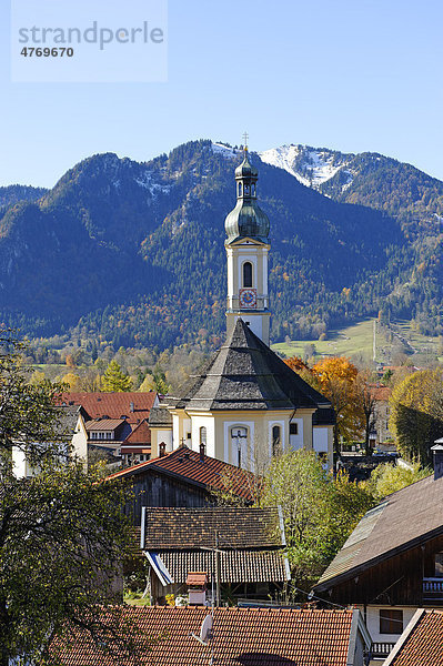 Pfarrkirche St. Jakob vor dem Brauneck  Lenggries  Oberbayern  Bayern  Deutschland  Europa