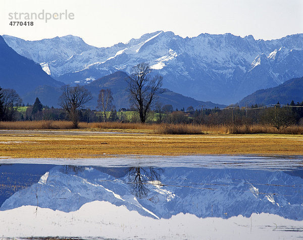 Wettersteingebirge mit der Alpspitze  Oberbayern  Bayern  Deutschland  Europa