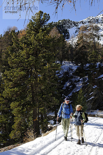 Bergsteiger  Wanderer auf dem Weg zur Lyvialm  Winterwanderung  Martelltal  Vinschagu  Süddtirol  Italien  Europa