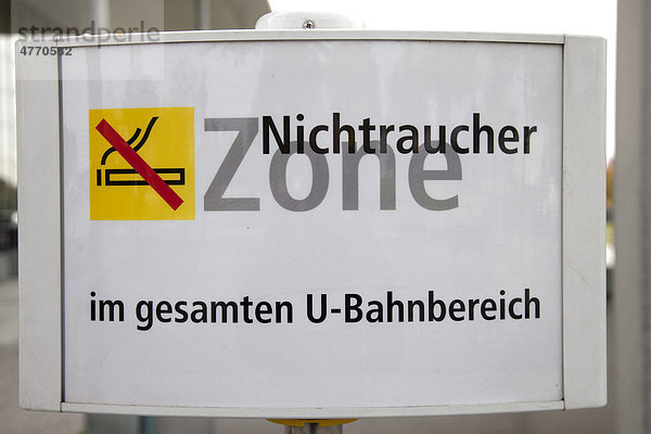 Schild  U-Bahn  Nichtraucher Zone  Berlin  Deutschland  Europa