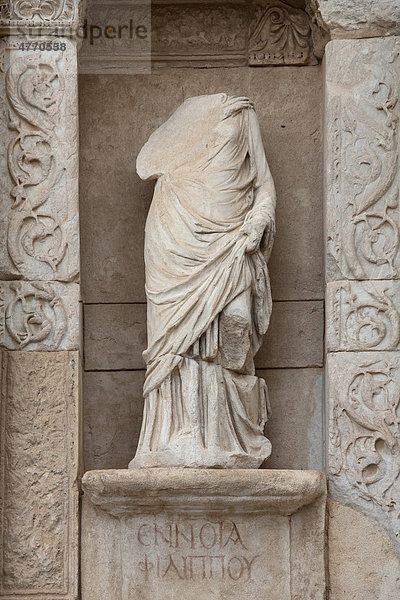 Statue vor der Celsus Bibliothek  Ephesus  Selcuk  Lykien  Türkei  Asien
