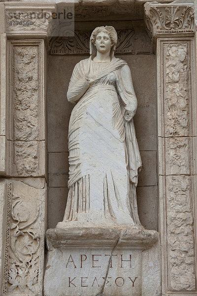 Statue vor der Celsus Bibliothek  Ephesus  Selcuk  Lykien  Türkei  Asien