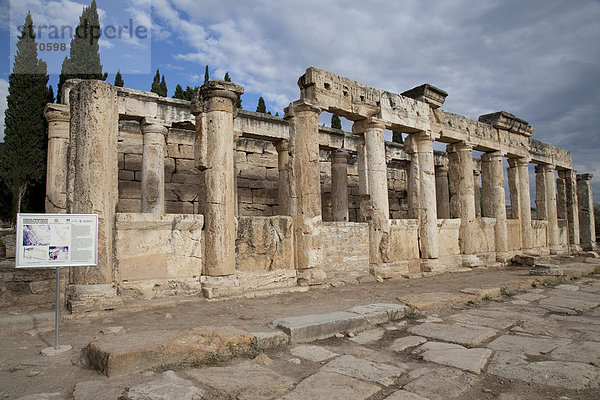 Columnet Straße  Hierapolis  Pamukkale  Denizli  Türkei  Asien