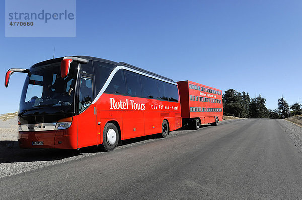 Rotel Reisebus unterwegs auf dem Weg von FÈs nach Erfoud  Marokko  Afrika