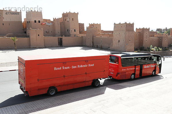 Rotel Reisebus  dahinter Teilansicht des Cinema Museum Ouarzazate  Marokko  Afrika