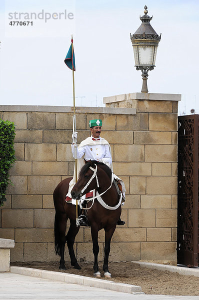 Reiter  Wache in traditioneller Uniform vor dem Tor Mausoleum Mohammed V und Hassan II  Rabat  Marokko  Afrika