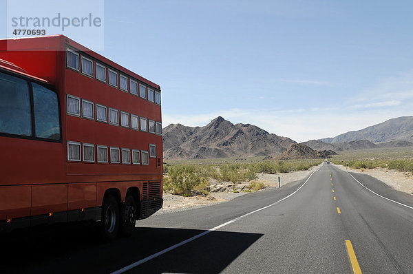 Rotel Reisebus unterwegs im Death Valley  Landesstraße 178 im Tal des Todes  Death Valley Nationalpark  Kalifornien  USA  Nordamerika