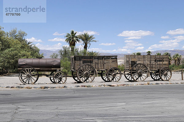 Siedlerwagen aus der Gründerzeit  Death Valley Nationalpark  Kalifornien  USA  Nordamerika