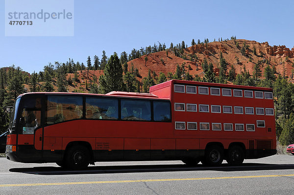 Rotel Reisebus bei den Red Rocks im Red Canyon  Hillsdale  Panguitch  Utah  USA  Nordamerika