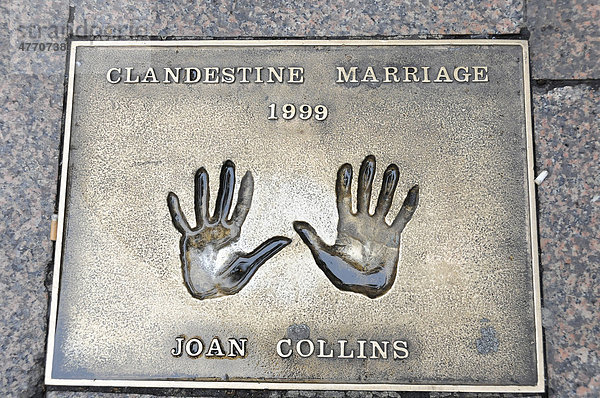 Handabdruck von Joan Collins  Handabdruck  Leicester Square  London  England  Großbritannien  Europa