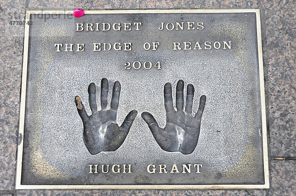 Handabdruck von Hugh Grant  Leicester Square  London  England  Großbritannien  Europa