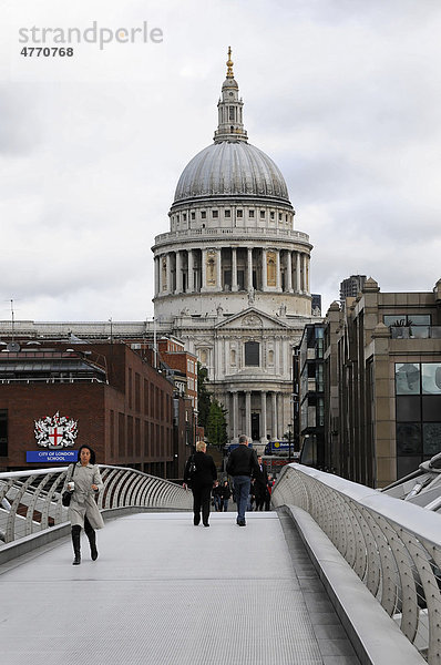 Millenium Bridge  hinten St Paul's Cathedral  London  England  Großbritannien  Europa
