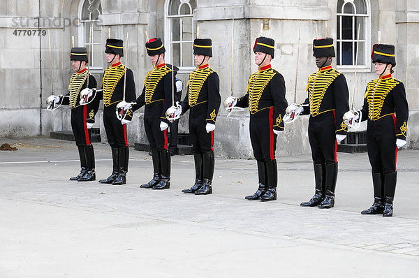 Wachablösung  Wachsoldaten vor Horse Guards  Eingang zum St. James Palast  London  England  Großbritannien  Europa
