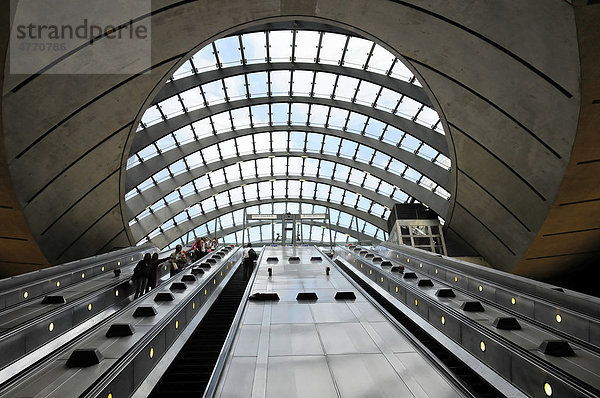 Rolltreppen  Glaskuppel am Ausgang der Canary Wharf U-Bahnstation  Canary Wharf  Docklands  London  England  Großbritannien  Europa