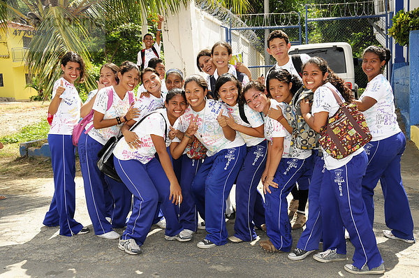 Schüler freuen sich über Schulende November 2009  San Juan del Sur  Nicaragua  Zentralamerika