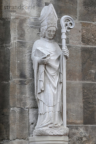 Heiligenfigur am Eingangsportal  Heilig-Kreuz-Münster  Schwäbisch Gmünd  Baden-Württemberg  Deutschland  Europa