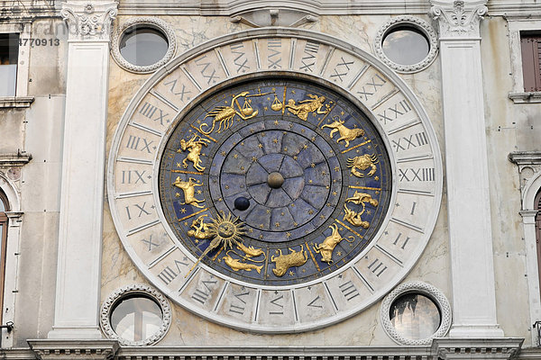 Sonnenuhr mit Sternzeichen  Markusdom  Markusplatz  Venedig  Italien  Europa