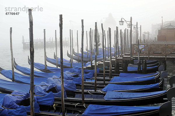 Gondeln im Nebel  Venedig  Venetien  Italien  Europa
