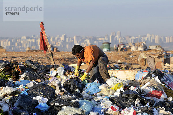 Mann auf der Suche nach Wertstoffen auf der Müllkippe Lixao in der Satellitenstadt Estrutural bei Brasilia  Distrito Federal  Brasilien  Südamerika