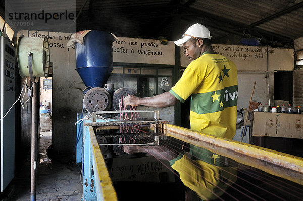 Arbeiter beim Einschmelzen und erneutes Aushärten von Altplastik im Sozialprojekt Reintegar Reciclando für Ex-Häftlinge  Fabrik für Recycling von Müll  Ceilandia  Satellitenstadt von Brasilia  Distrito Federal  Brasilien  Südamerika