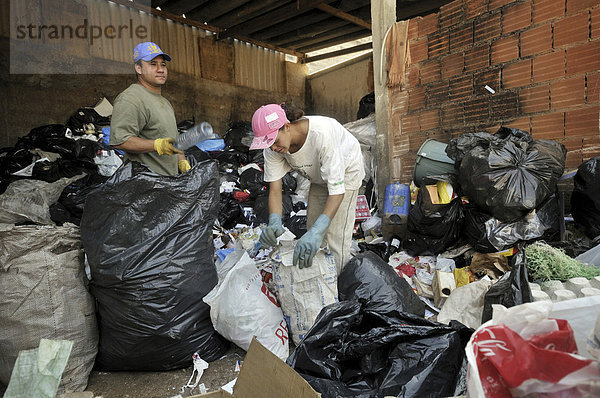 Trennen von Wertstoffen in Altmüll in einer Recycling Fabrik  Sozialprojekt Reintegar Reciclando für Ex-Häftlinge  Ceilandia  Satellitenstadt von Brasilia  Distrito Federal  Brasilien  Südamerika