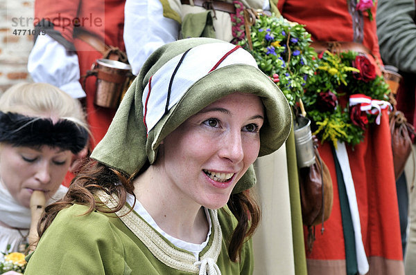 Frau  Mitglied einer Schaustellertruppe  in mittelalterlichem Kostüm  Landshuter Hochzeit 2009  Mittelalterspektakel  Landshut  Niederbayern  Bayern  Deutschland  Europa