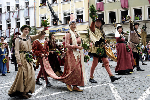 Mittelalterspektakel Landshuter Hochzeit 2009  noble Familien auf dem Hochzeitszug  Landshut  Niederbayern  Bayern  Deutschland  Europa