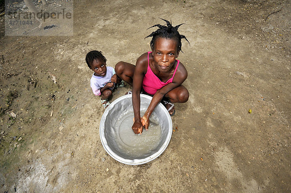 Mutter mit Kind an einer Waschschüssel  Cabaret  Haiti  Karibik  Zentralamerika