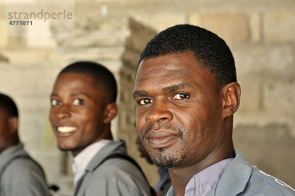 Schüler in einem Ausbildungskurs für Jugendliche aus dem Armenviertel Cite Soleil  Salesianerprojekt Lakay  Das Haus  im Stadtteil La Saline  Port au Prince  Haiti  Zentralamerika