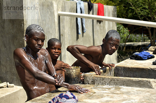 Straßenkinder waschen sich  Salesianerprojekt Lakay  Das Haus  im Stadtteil La Saline  Port au Prince  Haiti  Zentralamerika