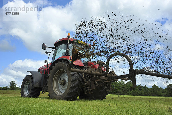 Traktor spritzt Gülle aus Schläuchen  Gülleausbringung auf Grünland  Clitheroe  Lancashire  England  Großbritannien  Europa