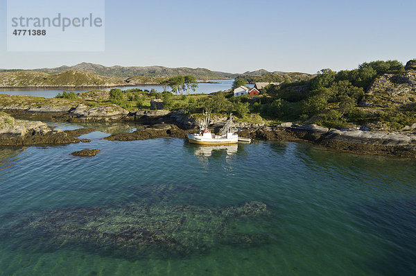 Fjord an der Küste mit Fischerboot  Rorvik  Vikna Archipel  Nord-Tr¯ndelag  Norwegen  Europa