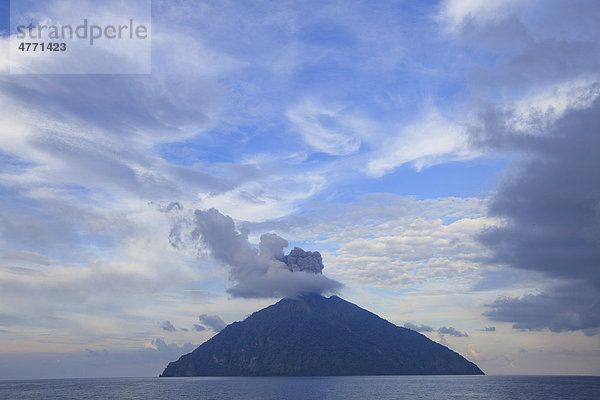 Vulkanausbruch des Batu Tara  Floressee  Indonesien