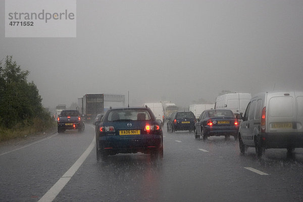Verkehr auf der M25 Straße im strömenden Regen  England  Großbritannien  Europa