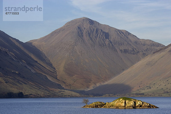 Berg Great Gable über dem See Wastwater mit Insel und Baum im Abendlicht  Lake District  Cumbria  England  Großbritannien  Europa