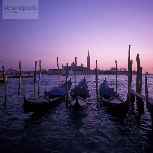 Kanal und Gondeln in der Morgendämmerung  Venedig  Italien  Europa