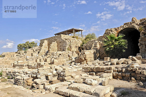 Überreste des alten Herodes-Hafens  Caesarea  Israel  Naher Osten  Vorderasien