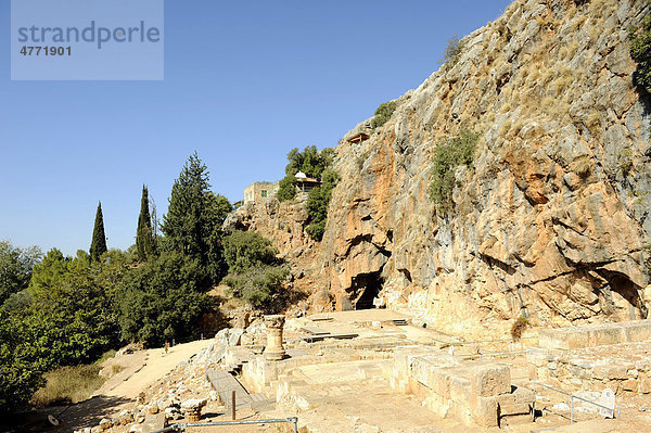 Pan-Heiligtum mit Pan-Grotte  Mitte oben Grab des Nebi Khader  religiöse Gestalt für Drusen und Muslime  Banias Nationalpark  Berg Hermon  Golanhöhen  Israel  Naher Osten  Vorderasien