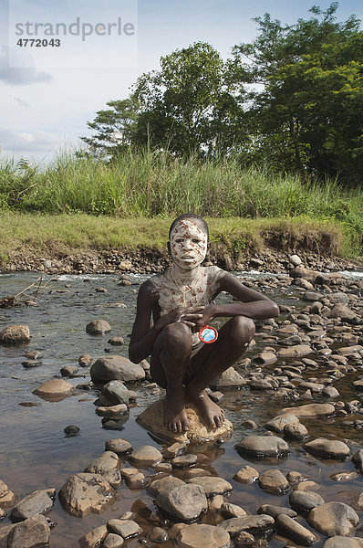 Surma Junge mit Gesichtsbemalung und Körperbemalung  Kibish  Omo-Tal  Äthiopien  Afrika