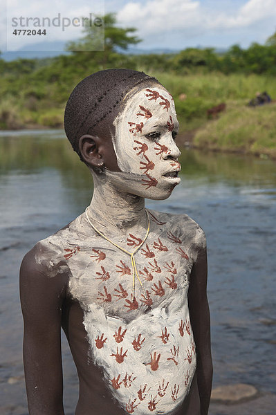 Surma Junge mit Gesichtsbemalung und Körperbemalung  Kibish  Omo-Tal  Äthiopien  Afrika