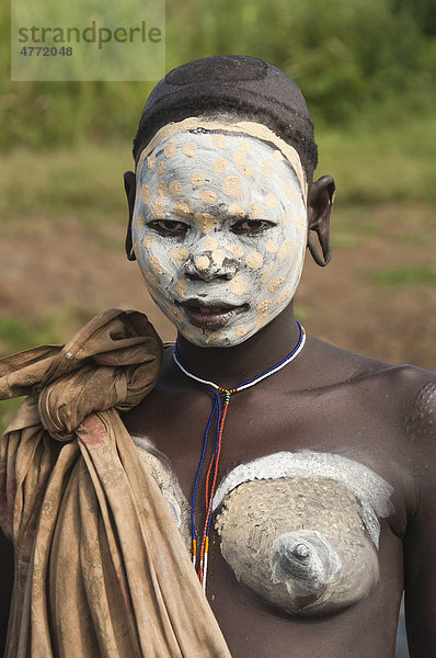 Junge Surma Frau mit Gesichtsbemalung und Körperbemalung und langgezogenen Ohrläppchen  Kibish  Omo-Tal  Äthiopien  Afrika