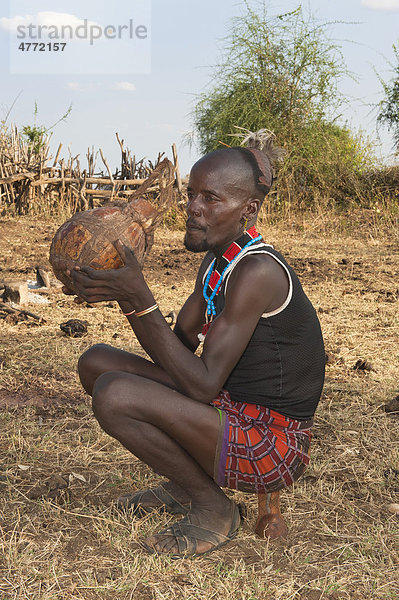 Hamar Mann trinkt Sorghum-Bier aus einer Kalebasse  Omo-Tal  Süd Äthiopien  Afrika