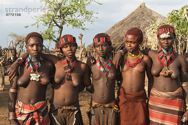 Gruppe junger Hamar Frauen  Omo-Tal  Süd Äthiopien  Afrika