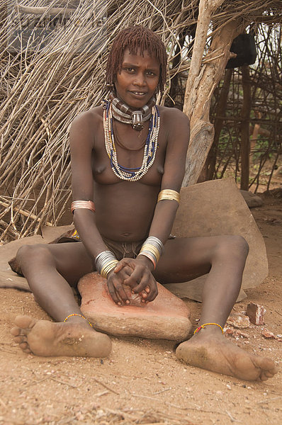 Verheiratete Hamar Frau mit Halsketten  Omo-Tal  Süd Äthiopien  Afrika