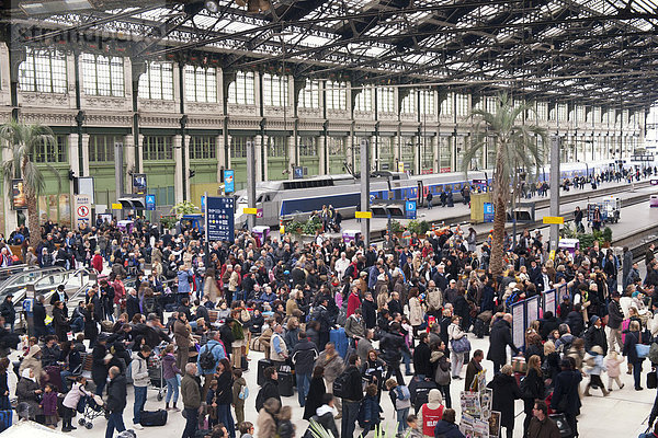 Leute warten im Lyon Bahnhof  Paris  Frankreich  Europa