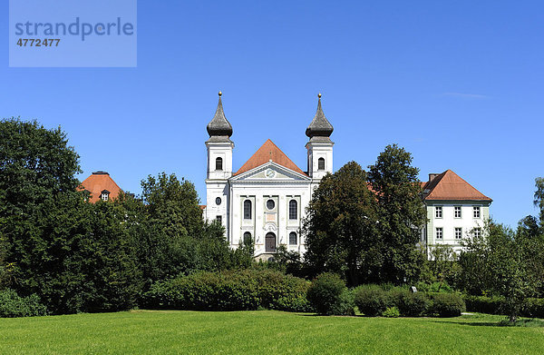 Kloster Schlehdorf  Pfarrkirche St. Tertulin  Schlehdorf  Kochelsee  Bayern  Deutschland  Europa